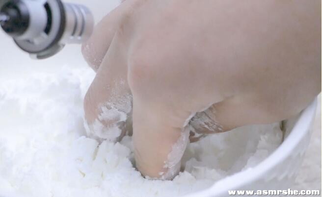 淀粉的声音像踩雪,快速弹指,摩擦声 助眠减压ASMR插图 淀粉的声音像踩雪,快速弹指,摩擦声 助眠减压ASMR插图