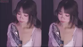 左颜玉很下饭_左颜玉很下饭_双马尾白色上衣-助眠云视听